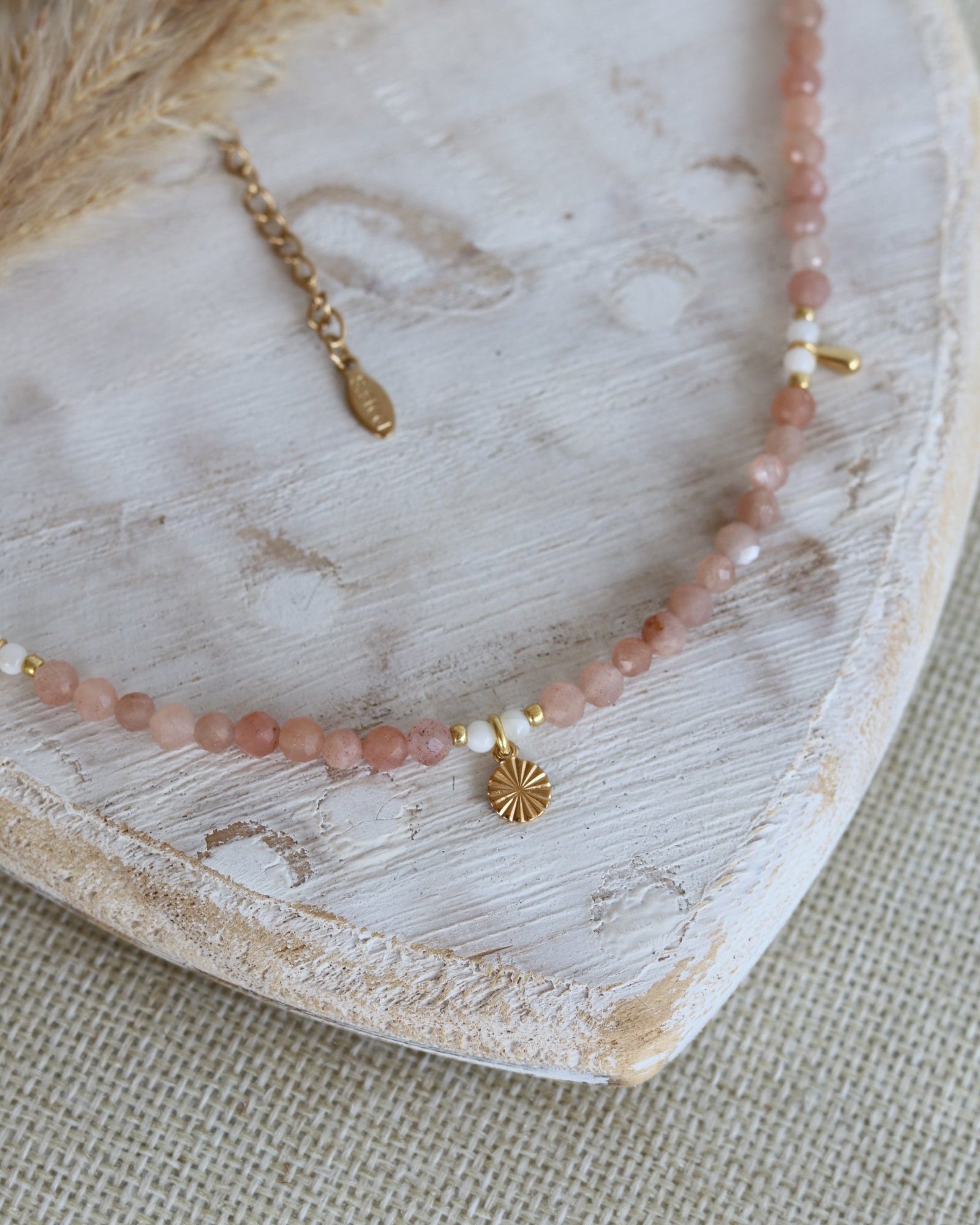 Collier en pierre de soleil